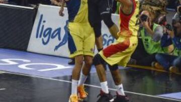 Alex Ruoff intenta anotar ante la defensa del Andorra.