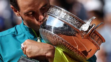 Rafa Nadal, con el trofeo de campe¨®n de Roland Garros 2022.