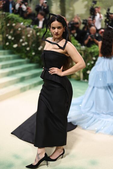 La cantante, Rosalía, posa con un vestido negro de Dior Haute Couture.
