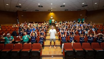 Alfon González en el campus organizado por la Escuela de Fútbol Base Federativa.