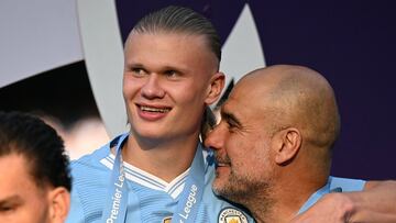 Erling Haaland y Pep Guardiola, jugador y entrenador del Manchester City, durante la celebración de la Premier League.