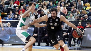 GRAF5277. BILBAO (ESPAÑA), 21/01/2016.-El alero del Retabet Bilbao Basket, Alex Mumbrú (d), en una jugada ante el alero serbio del Real Betis Energia Plus, Rade Zagorac, durante el partido de la liga Endesa correspondiente a la jornada 23, d