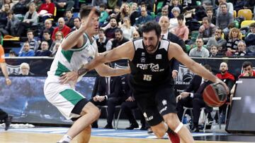 GRAF5277. BILBAO (ESPA&Ntilde;A), 21/01/2016.-El alero del Retabet Bilbao Basket, Alex Mumbr&uacute; (d), en una jugada ante el alero serbio del Real Betis Energia Plus, Rade Zagorac, durante el partido de la liga Endesa correspondiente a la jornada 23, d