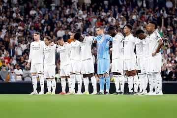 Emotivo minuto de silencio en el Santiago Bernabéu en memoria de todas las víctimas a causa de la DANA en Valencia.