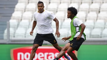 Alex Sandro y Juan Cuadrado, jugadores de la Juventus, durante un entrenamiento.