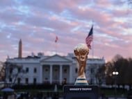 El trofeo de la Copa del Mundo de la FIFA posa frente a la Casa Blanca en Washington D.C.