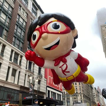 Red TITAN, la imagen del famoso un impermeabilizante también fue parte del Macy's Parade.