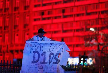 Aficionados argentinos se congregaron en la Plaza del Obelisco en Buenos Aires como homenaje a Diego Armando Maradona y llorar juntos su pérdida