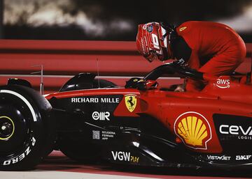 Abandono del piloto de Ferrari Charles Leclerc en la vuelta 40 del Gran Premio de Bahréin en el circuito de Sakhir.
