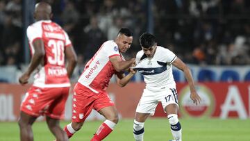 AME745. LA PLATA (ARGENTINA), 23/05/2023.- Maximiliano Comba de Gimnasia disputa un balón con Iván Rojas de Santa Fe hoy, en un partido de la fase de grupos de la Copa Sudamericana entre Gimnasia y Esgrima y Santa Fe en el estadio Juan Carmelo Zerillo en La Plata (Argentina). EFE/ Demian Alday Estevez
