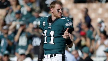 LOS ANGELES, CA - DECEMBER 10: Quarterback Carson Wentz #11 of the Philadelphia Eagles gives a thumbs up prior to the start of the game against the Los Angeles Rams at Los Angeles Memorial Coliseum on December 10, 2017 in Los Angeles, California.   Jeff Gross/Getty Images/AFP
 == FOR NEWSPAPERS, INTERNET, TELCOS &amp; TELEVISION USE ONLY ==