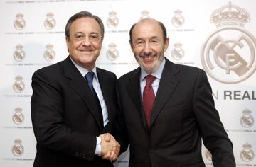 En 2009 Rubalcaba, como Ministro del Interior, y Florentino Pérez en la firma del Convenio entre el Real Madrid y las Instituciones Penitenciarias.