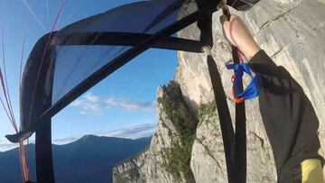 El saltador base segundos antes de estrellarse contra la ladera de la monta&ntilde;a.