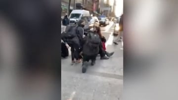 Un coche se lleva por delante a varios manifestantes en una protesta del Black Lives Matter en Nueva York