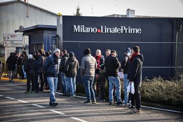 Aficionados del Milan esperan fuera del aeropuerto de Linate (Milán) la llegada del futbolista sueco.