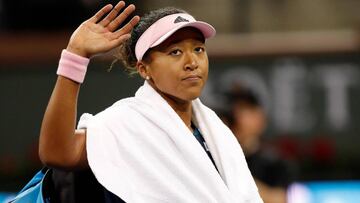 Naomi Osaka saluda al p&uacute;blico tras perder contra la suiza Belinda Bencic durante su partido de octavos de final del Abierto de Indian Wells, disputado en Indian Wells, California (EE.UU.).
