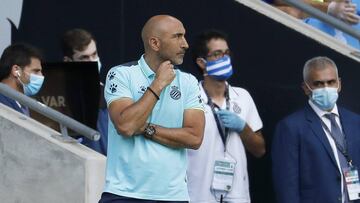 GRAF198. BARCELONA, 13/06/2020.- El entrenador del RCD Espanyol de Barcelona Abelardo Fernández (3d) durante el partido de LaLiga ante el Alavés disputado este sábado en el RCDE Stadium de Cornellá-El Prat. EFE/Andreu Dalmau