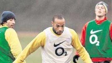 <b>LA AMENAZA. </b>Thierry Henry, durante el entrenamiento de ayer del Arsenal a las afueras de Londres.