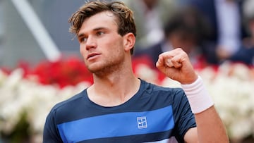 Tennis - Madrid Open - Park Manzanares, Madrid, Spain - April 30, 2025 Britain's Jack Draper celebrates winning his round of 16 match against Tommy Paul of the U.S. REUTERS/Ana Beltran
