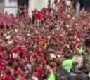Pulgar es ícono en Brasil y esta escena lo demuestra: ¡así lo recibió la hinchada de Flamengo tras conquistar la Libertadores!