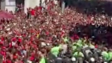 Pulgar es ícono en Brasil y esta escena lo demuestra: ¡así lo recibió la hinchada de Flamengo tras conquistar la Libertadores!