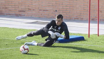 El Madrid quiere repescar a Lunin en enero y él se niega