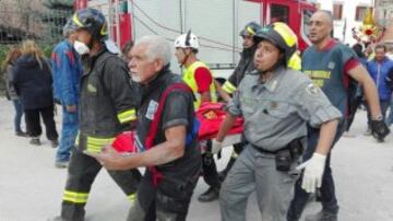 ITA63 AMATRICE (ITALIA) 24/08/2016.- Imagen facilitada por la Brigada de Bomberos de Italia de varios bomberos trasladan una camilla en Amatrice, en el centro de Italia, hoy, 24 de agosto de 2016. Al menos 38 personas murieron y decenas están heridas o desaparecidas en el devastador terremoto de 6 grados que esta madrugada sacudió el centro de Italia y que ha recordado al trágico seísmo que asoló la cercana zona de L'Aquila en 2009, en el que hubo más de 300 muertos. EFE/Brigada De Bomberos De Italia FOTO CEDIDA/SOLO USO EDITORIAL/PROHIBIDA SU VENTA/MEJOR CALIDAD DISPONIBLE