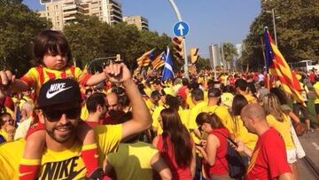 Piqué acude a los actos de la Diada acompañado de su hijo