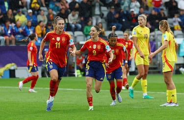 Gran gol de España. Combina muy bien en la frontal. Patri juega para Vicky, que la descarga para Alexia. Controla y la pone al palo largo con el exterior para hacer el primero.