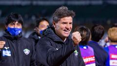 El entrenador asturiano Ricardo Rodr&iacute;guez celebra el ascenso a la J-League con Tokushima Vortis.