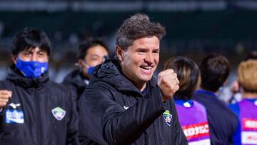 El entrenador asturiano Ricardo Rodr&iacute;guez celebra el ascenso a la J-League con Tokushima Vortis.