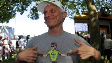 Oleg Tinkov se se&ntilde;ala una camiseta con una imagen de Peter Sagan durante el Tour de Francia.