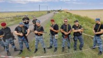 EN GUERRA. Soldados rebeldes controlan una carretera en la zona de conflicto, próxima a Donetsk.