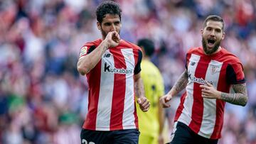 Raul Garc&iacute;a con I&ntilde;igo Mart&iacute;nez ante el Villarreal.