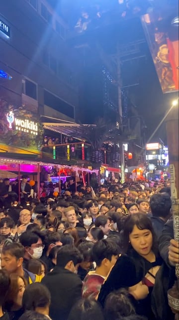 Esta foto muestra una gran multitud durante el festival de Halloween en Sel, Corea del Sur, en el que han fallecido al menos 146 personas. Es una captura de pantalla obtenida de un video de las redes sociales.