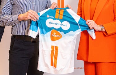 El equipo neerlandés deja el negro y azul de las temporadas anteriores para pasarse al blanco y naranja. Fabio Jakobsen, la incorporación más destacada.