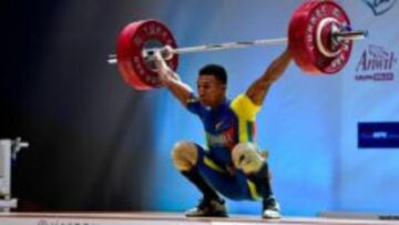 Esneider Moreno gana la medalla de bronce en pesas