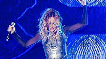 El topless involuntario de Marta S¨¢nchez en pleno concierto