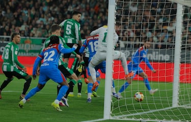 0-1. Córner que lanza el Atlético, Hancko peina al primer palo y Adrián, que la toca con la pierna, no puede evitar que el balón se cuele en su portería.