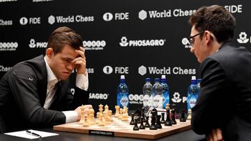 FMA0001_3. LONDRES (REINO UNIDO), 13/11/2018.- El noruego Magnus Carlsen (i), campe&oacute;n mundial de ajedrez, se enfrenta al aspirante al t&iacute;tulo, el estadounidense Fabiano Caruana (d), en la cuarta partida del Mundial de Ajedrez que se celebra en Londres (Reino Unido) hoy, 13 de noviembre del 2018. EFE/ Facundo Arrizabalaga