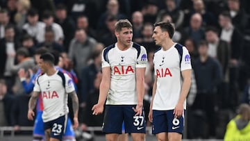 LONDON (United Kingdom), 05/03/2026.- Tottenham Hotspur's Micky van de Ven (L) interacts with teammate Joao Palhinha during the English Premier League soccer match of Tottenham Hotspur against Crystal Palace, in London, Britain, 05 March 2026. (Reino Unido, Londres) EFE/EPA/DANIEL HAMBURY EDITORIAL USE ONLY. No use with unauthorized audio, video, data, fixture lists, club/league logos, 'live' services or NFTs. Online in-match use limited to 120 images, no video emulation. No use in betting, games or single club/league/player publications.