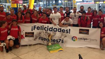 Las selecciones espa&ntilde;olas masculina y femenina de rugby seven, en el recibimiento a los Leones en el Aeropuerto de Madrid Barajas - Adolfo Su&aacute;rez.