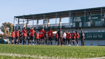 10-01-26. IMAGEN DEL ENTRENAMIENTO DEL SPORTING EN LA CIUDAD DEPORTIVA DEL BETIS, TRAS EL PARTIDO EN CÁDIZ.