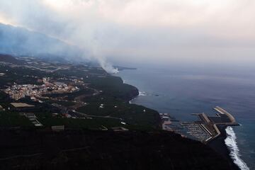 La lava del volcán de La Palma ha llegado al mar en la costa del municipio de Tazacorte. Se ha precipitado de un acantilado de cerca de 100 metros de altura. Las nubes tóxicas que genera el magma al contacto con el agua del mar suponen la gran preocupación de las autoridades.
