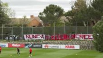 Una veintena de seguidores colchoneros se acercaron ayer hasta la ciudad deportiva y colgaron una lona con el mensaje.