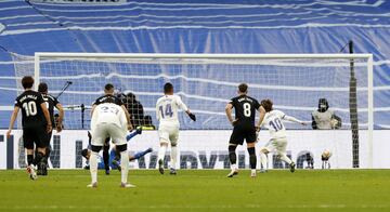 Modric marca de penalti el 1-2 para el Real Madrid.