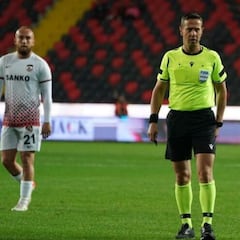 El árbitro del escándalo de Turquía deja el fútbol