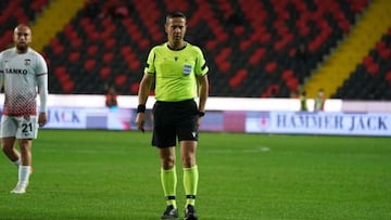 El árbitro del escándalo de Turquía deja el fútbol