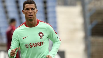 . Lisbon (Portugal), 26/03/2016.- Portugal's national soccer team player, Cristiano Ronaldo during a training at Restelo stadium in Lisbon, Portugal, 26 March 2016. Portugal will face Belgium in a friendly soccer match on 20 March 2016. (Bélgica, Lisboa, Futbol, Amistoso) EFE/EPA/ANTONIO COTRIM