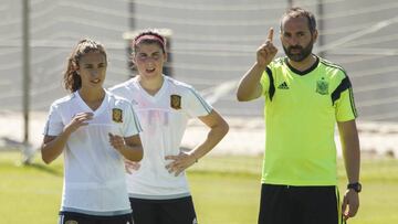 Pedro López da instrucciones a sus jugadoras.